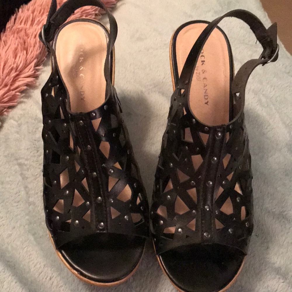 Black wedges